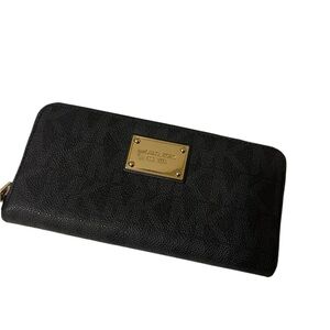 Michael Kors Black Jet Set
Zip Around Wallet Silver...